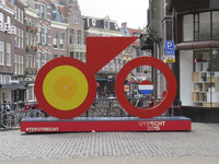 906971 Afbeelding van de 'Grand Vélo' op de Stadshuisbrug te Utrecht, geplaatst naar aanleiding van de 'Grand Départ' ...